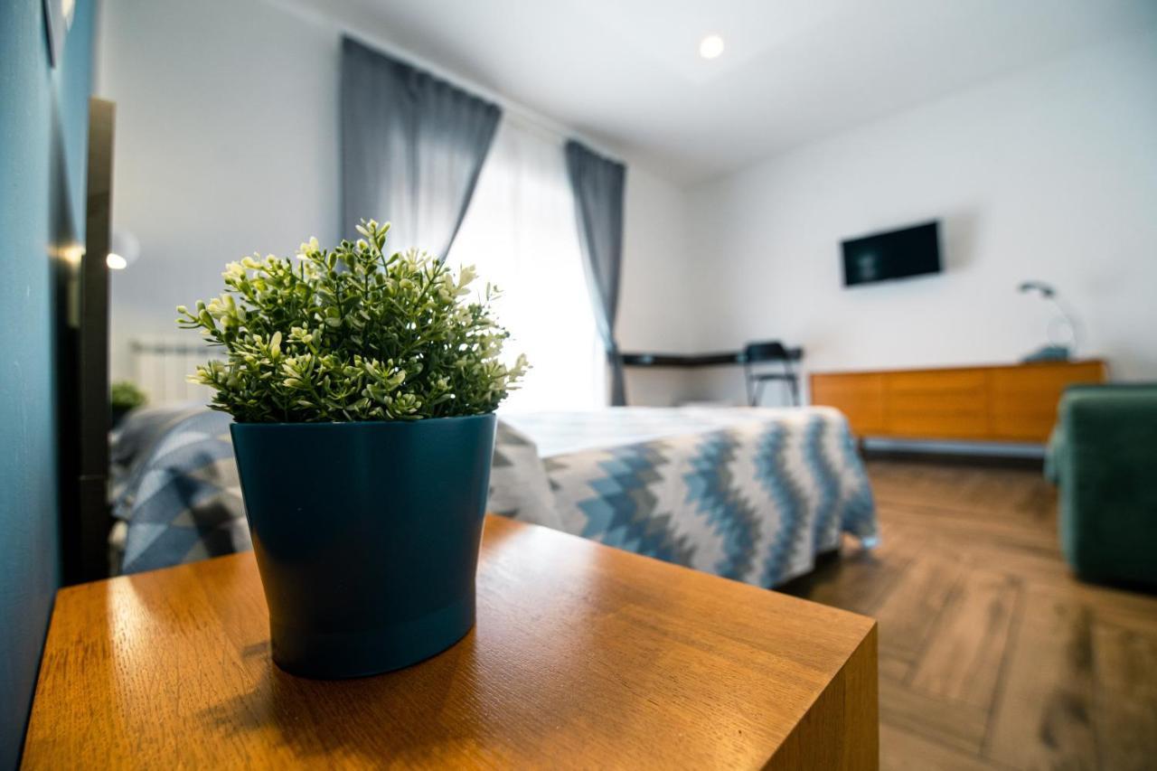 مبيت وإفطار Hub Ferroviario - 12 Posti Letto Per Il Tuo Gruppo A Napoli Con Wifi E Netflix المظهر الخارجي الصورة